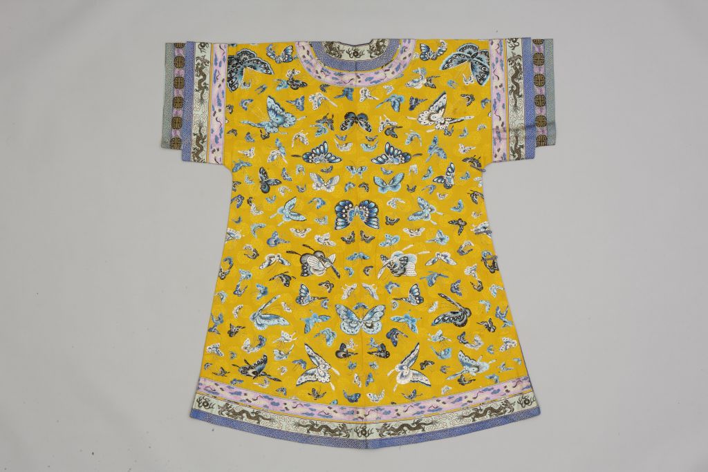 图片[3]-Bright Yellow Silk Embroidery Three Blue Hundred Butterfly Pattern Clip Shirt-China Archive